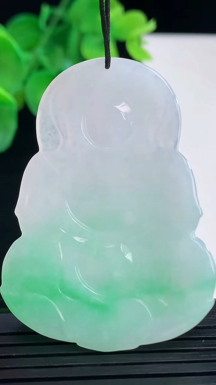 天然A货翡翠观音菩萨吊坠尺寸52-38-5.4重量:18.74g
4月7日