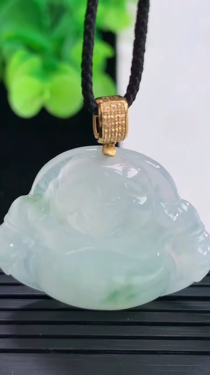 天然A货翡翠18K金飘花佛公吊坠尺寸29.8-34.4-5.8重量:9.91g
4月7日