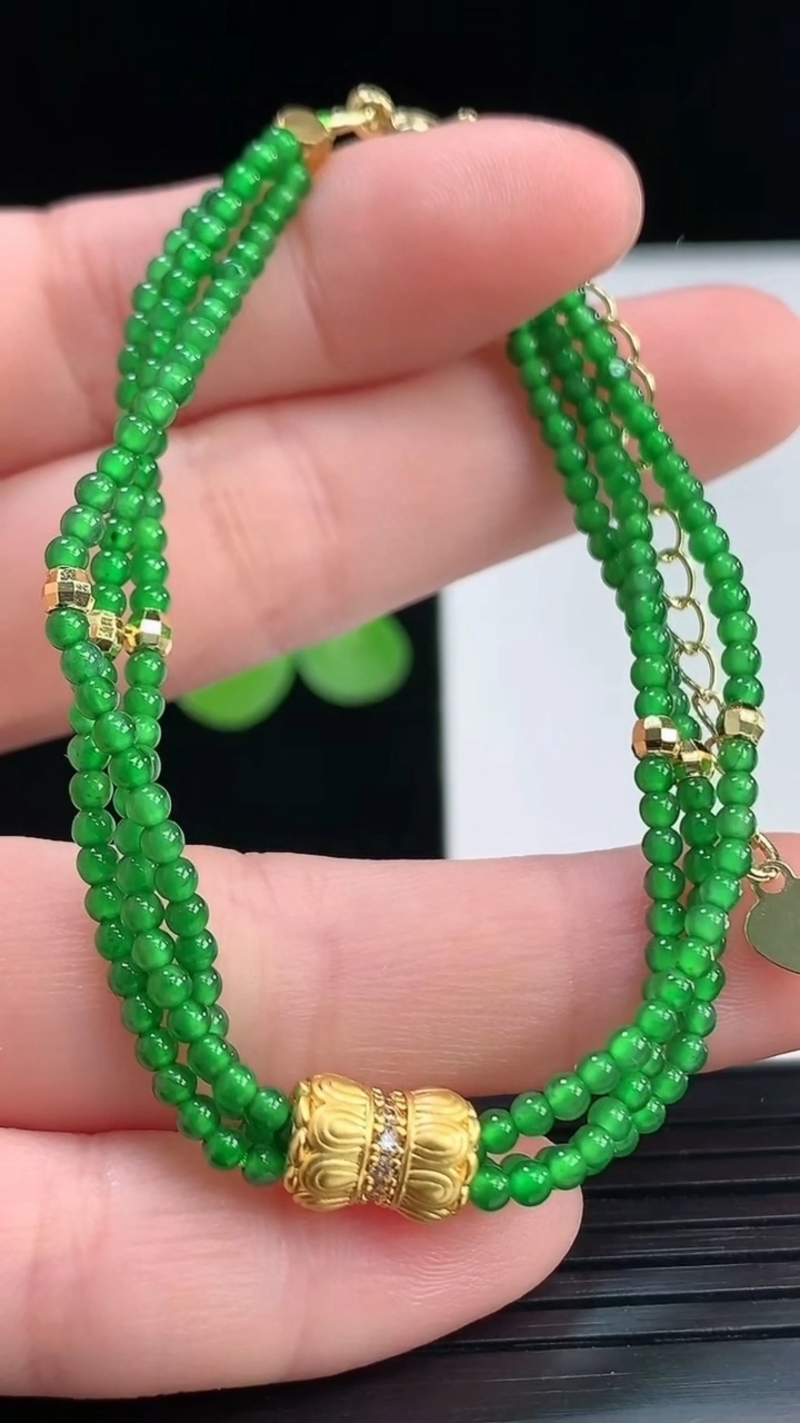天然A货翡翠三排小米珠手串尺寸2.2重量:6.65g4月7日
工厂直销收藏佳品,种好水足，色泽均匀，