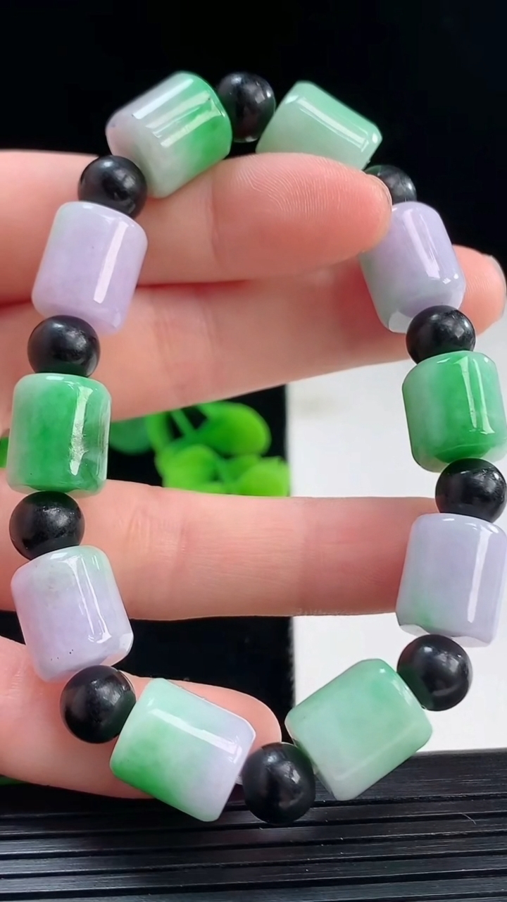 天然A货翡翠春带彩紫罗兰路路通手串尺寸10.8-10.4重量:35.79g4月7日
工厂直销收藏佳品,种好水足，色泽均匀，有种有色，上手高大气！