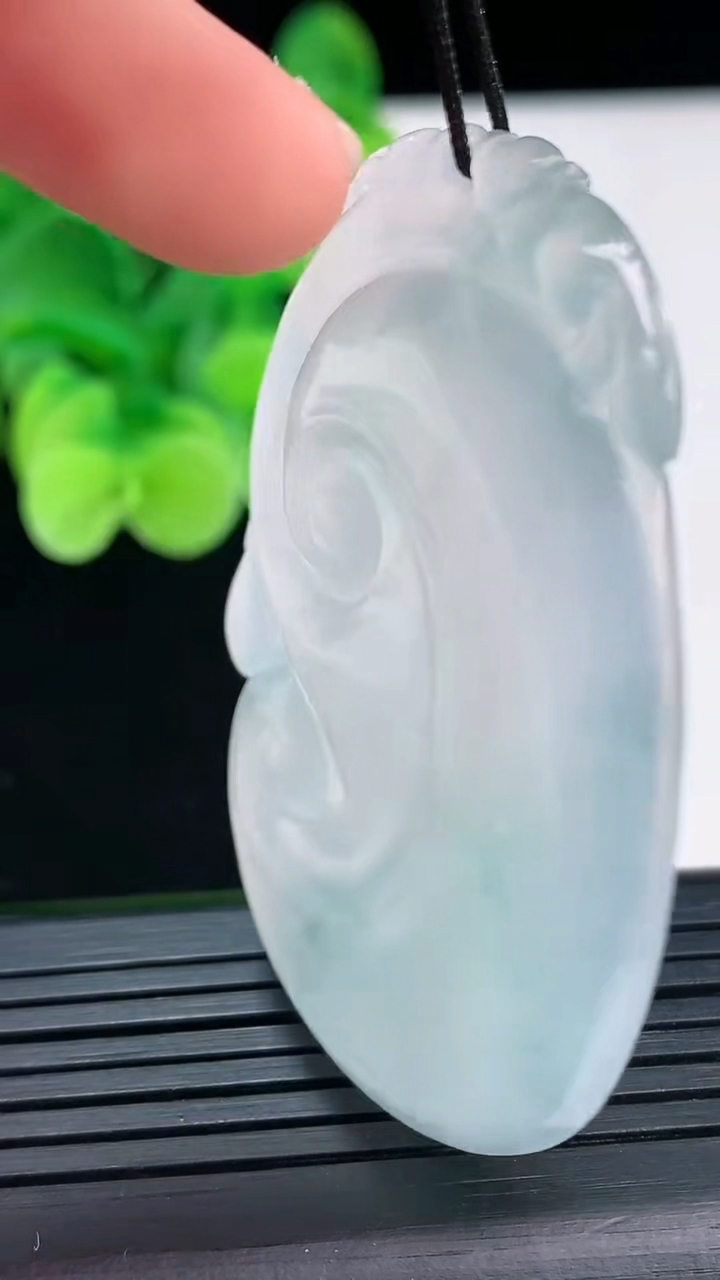 天然A货翡翠飘花如意吊坠尺寸53.7-38.8-5.7重量:23.25g
4月7日