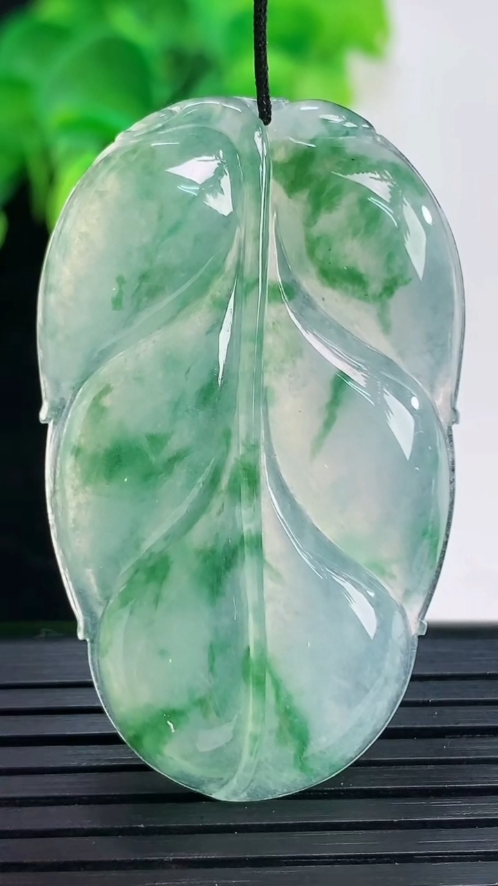 天然A货翡翠种飘花金枝玉叶 叶子吊坠尺寸48.1-28.4-5.2重量:14.30g
4月7日