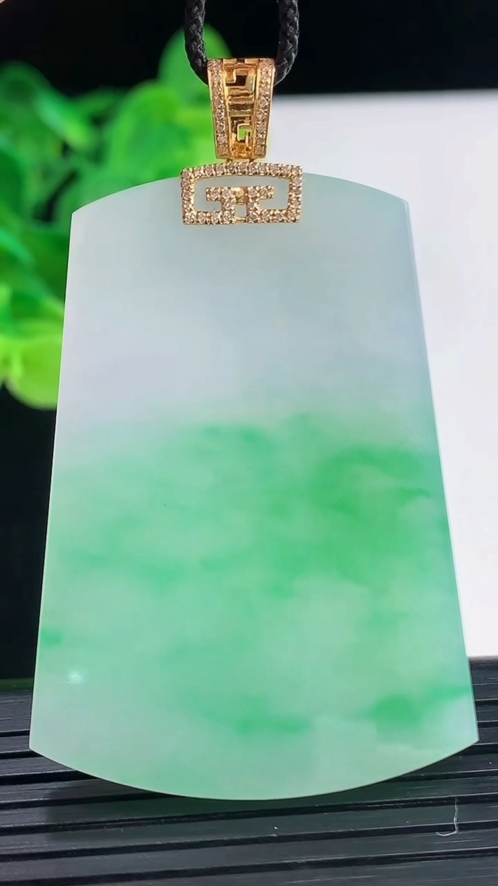 天然A货翡翠无事牌吊坠尺寸50.7-35.2-4.1重量:21.23g
4月7日