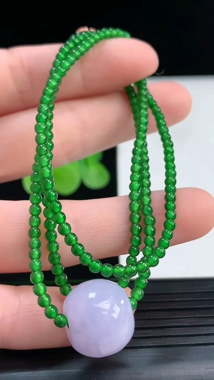天然A货翡翠小米珠项链尺寸12.4-14.5-2.7重量:12.75g4月7日
工厂直销收藏佳品,种好水足，色泽均匀，有种有色，上手高大气！