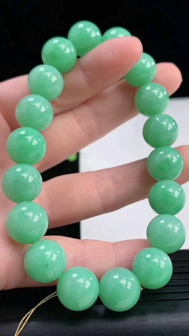 天然A货翡翠圆珠手串尺寸11.2-18颗重量:48.90g4月7日
工厂直销收藏佳品,种好水足，色泽