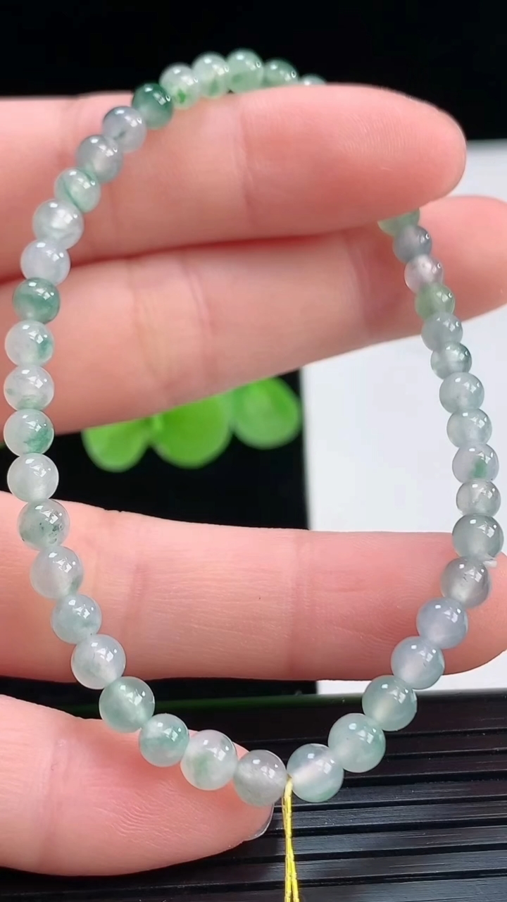天然A货翡翠飘花小米珠手串尺寸4-44颗重量:5.46g4月7日
工厂直销收藏佳品,种好水足，色泽均