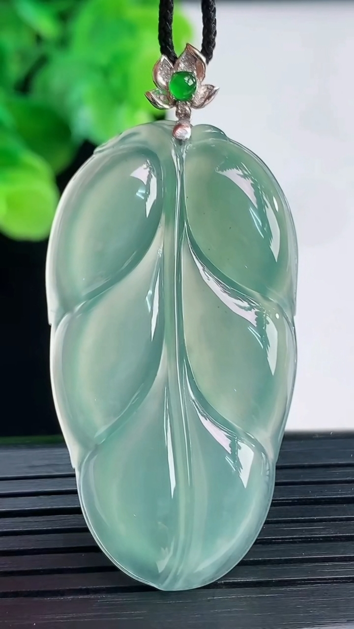 天然A货翡翠金枝玉叶 叶子吊坠尺寸46.8-25.6-4.7重量:12.23g
4月7日