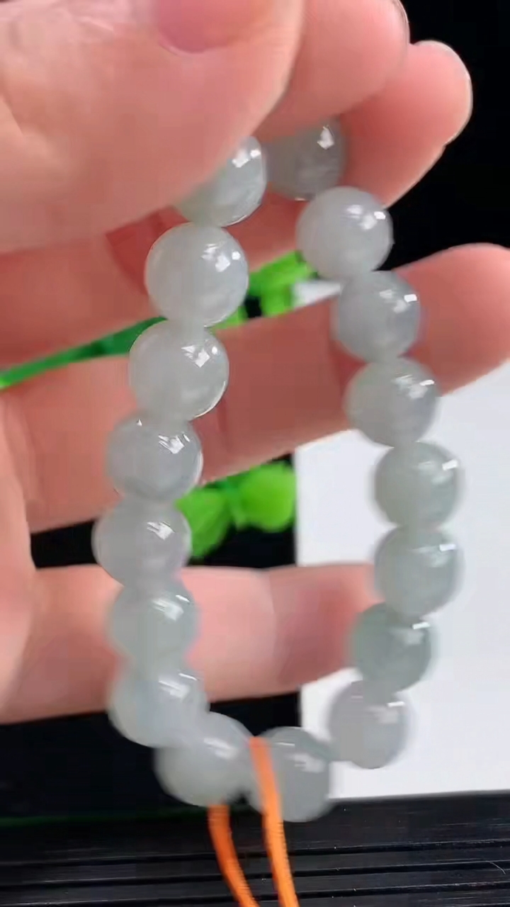 天然A货翡翠圆珠手串尺寸8.5-22颗重量:23.36g4月7日
工厂直销收藏佳品,种好水足，色泽均匀，有种有色，上手高大气！