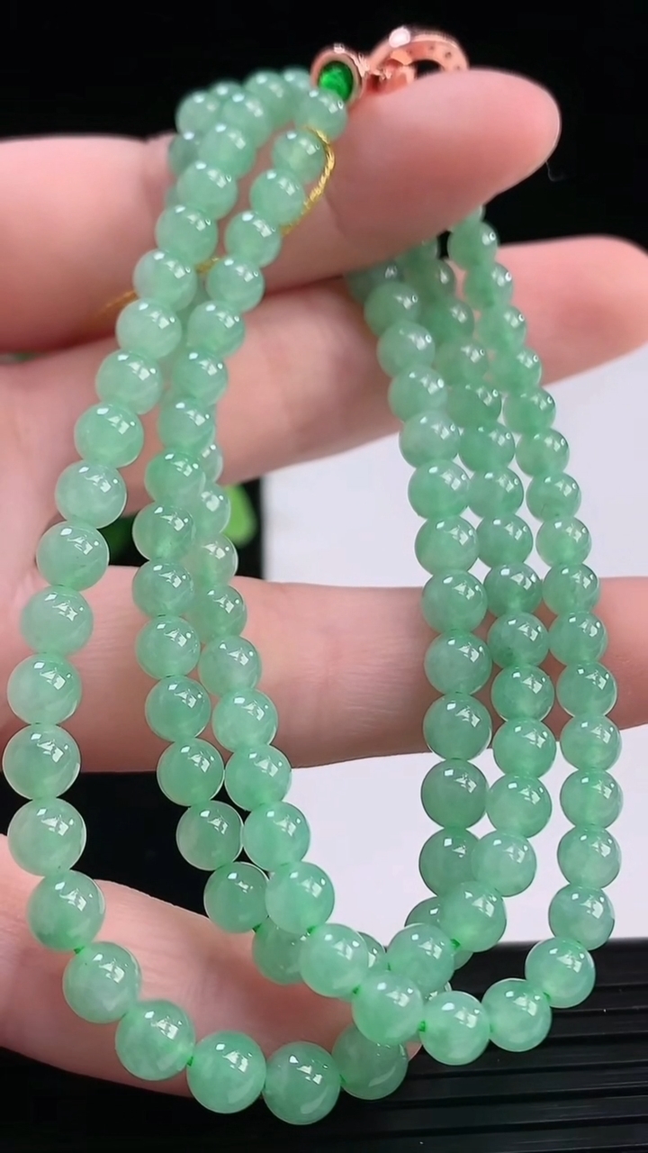 天然A货翡翠圆珠项链尺寸4.3-115颗重量:25.18g
4月7日