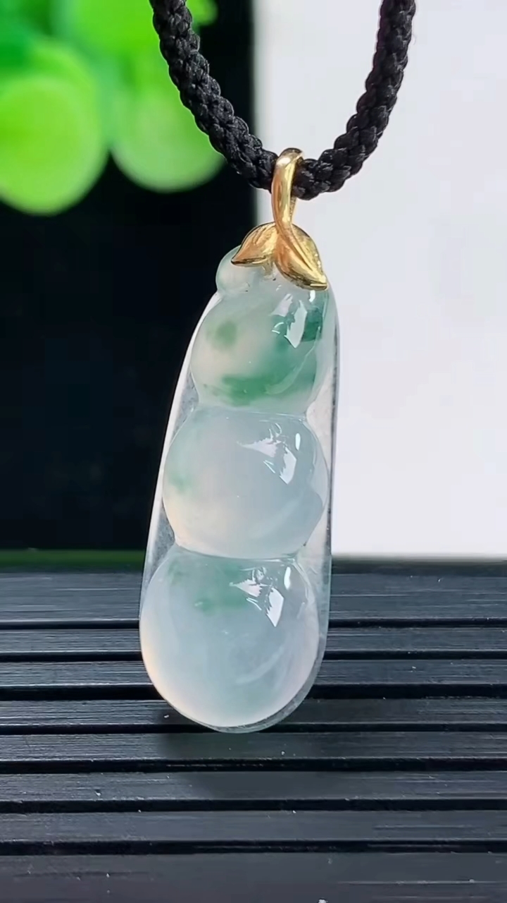 天然A货翡翠种飘花福豆吊坠尺寸31.7-10-5.8重量:2.92g
4月7日