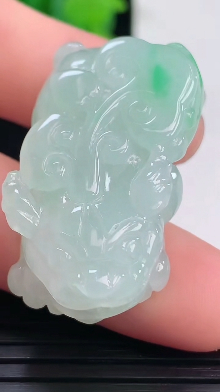 天然A货翡翠貔貅吊坠尺寸33.6-19.2-12.1重量:18.19g
4月7日