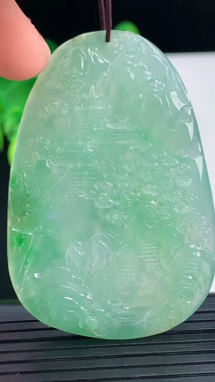 天然A货翡翠山水牌吊坠尺寸58.2-39.2-6.1重量:34.22g
4月7日