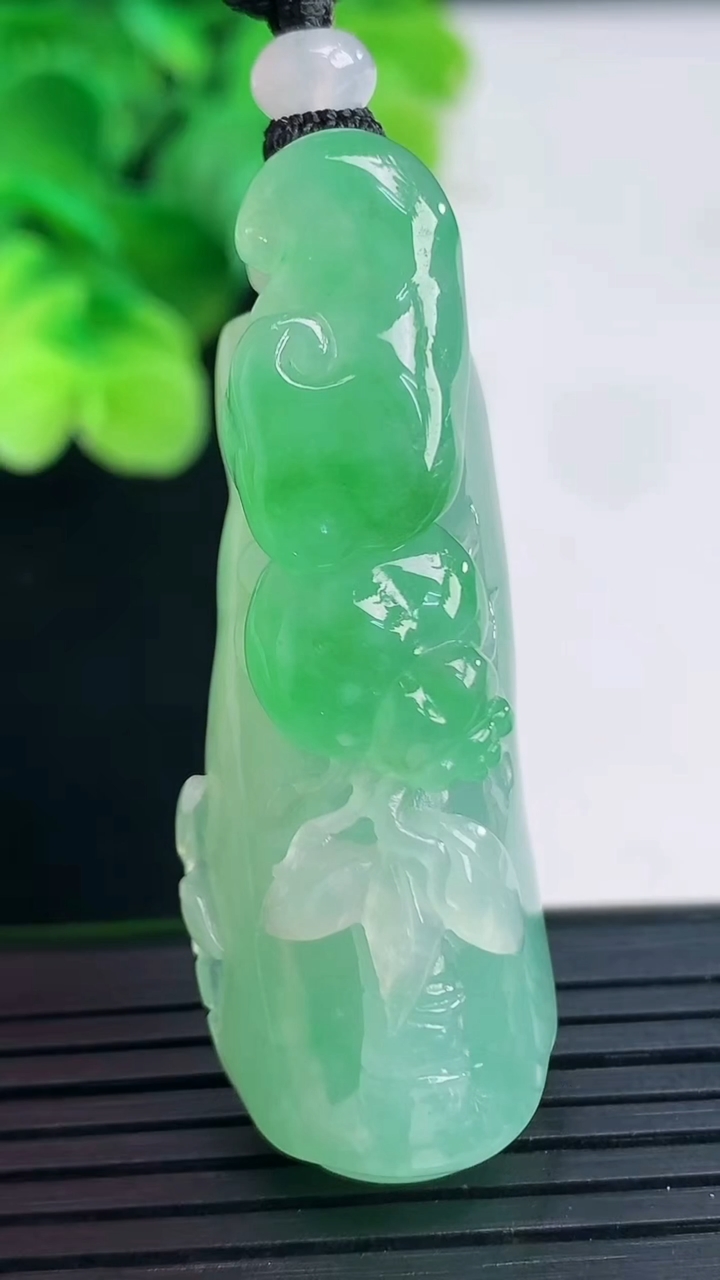 天然A货翡翠节节高升 竹节吊坠尺寸49.7-17.6-13.5重量:23.40g
4月7日