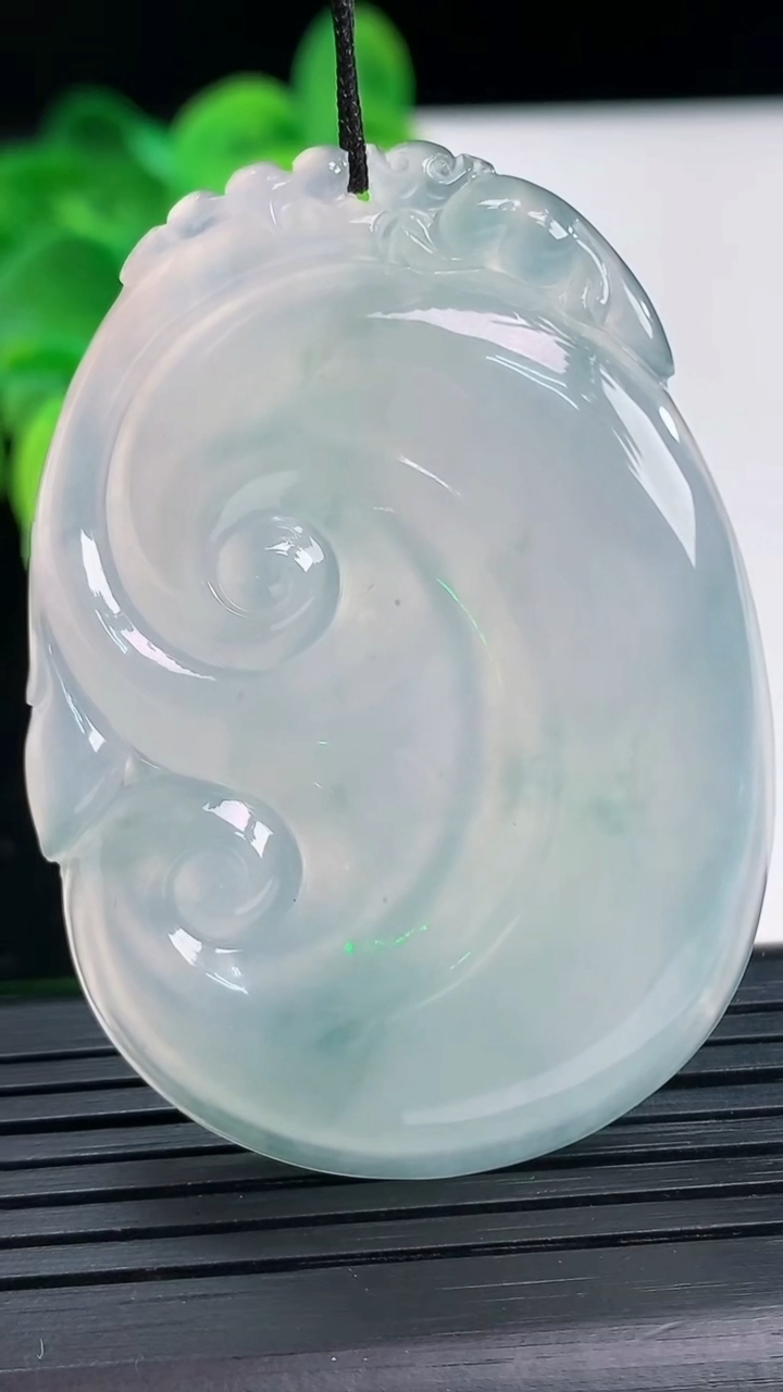 天然A货翡翠飘花如意吊坠尺寸53.7-38.8-5.7重量:23.25g
4月7日