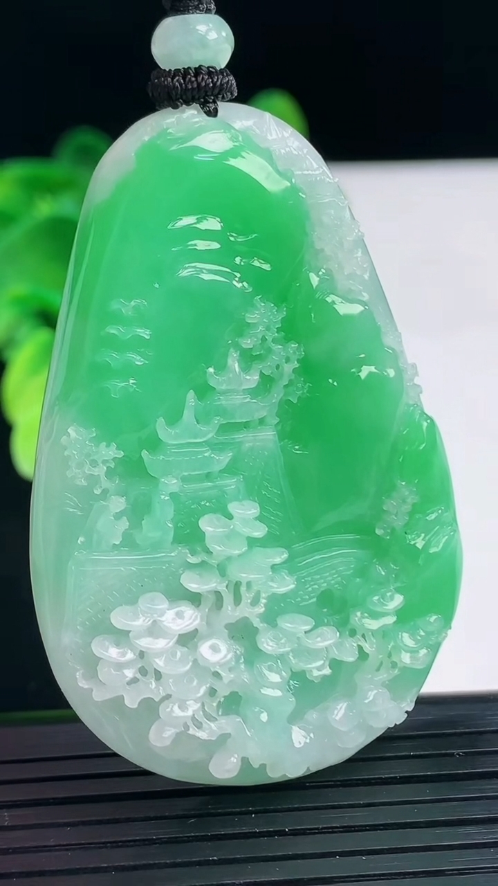 天然A货翡翠山水牌吊坠尺寸57.4-37.7-7.3重量:36.53g
4月7日