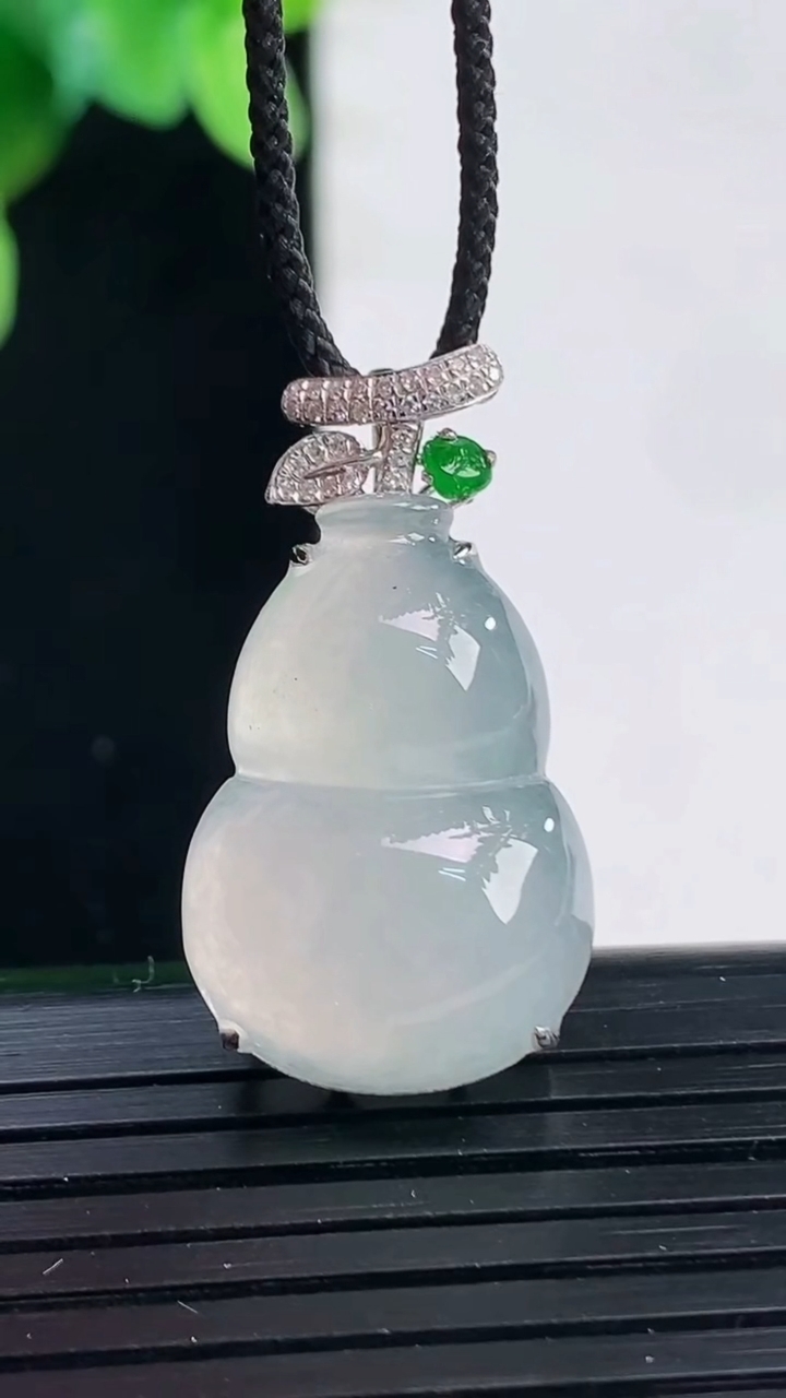 天然A货翡翠种白冰葫芦吊坠尺寸28.5-23.2-15.7-9.8重量:4.67g
4月7日