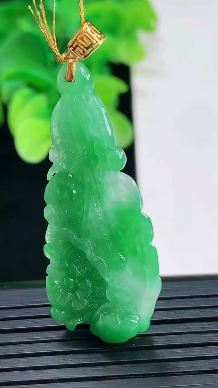 天然A货翡翠白菜吊坠尺寸43.6-18.2-7.1重量:6.32g
4月7日