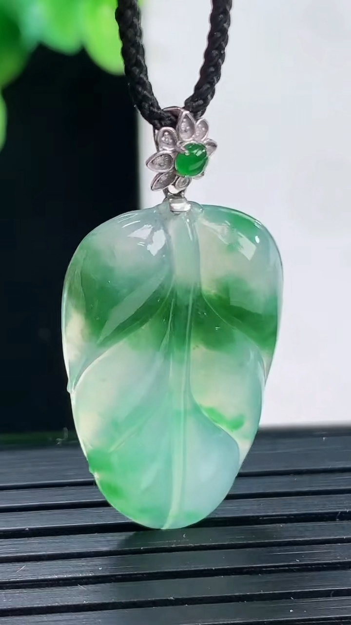 天然A货翡翠金枝玉叶 叶子吊坠尺寸29.2-17.5-3.9重量:4.12g
4月7日