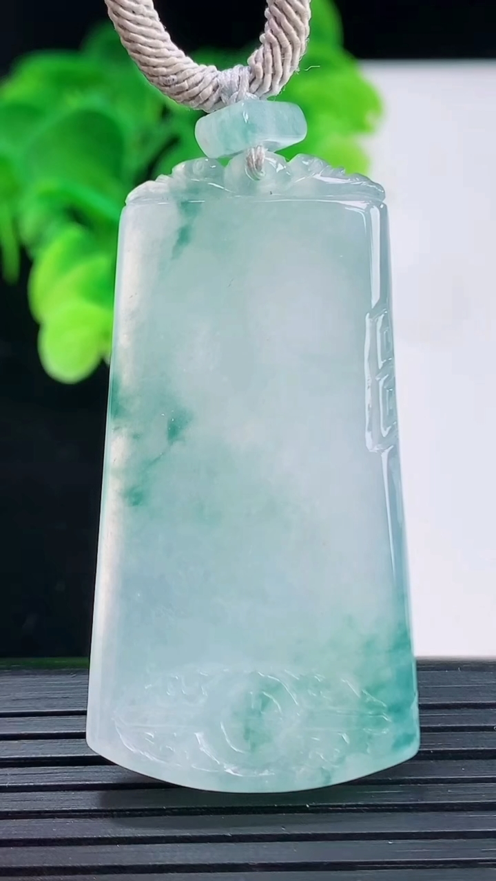 天然A货翡翠冰种飘花仿古无事牌吊坠尺寸49.5-25.3-4重量:18.38g
4月7日