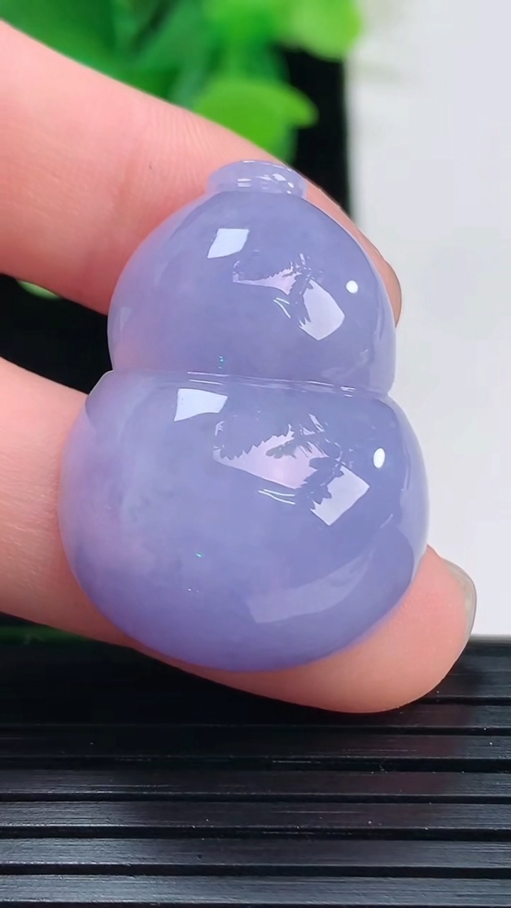 天然A货翡翠紫罗兰葫芦镶嵌件尺寸30.7-22-9.5重量:11.39g
4月7日