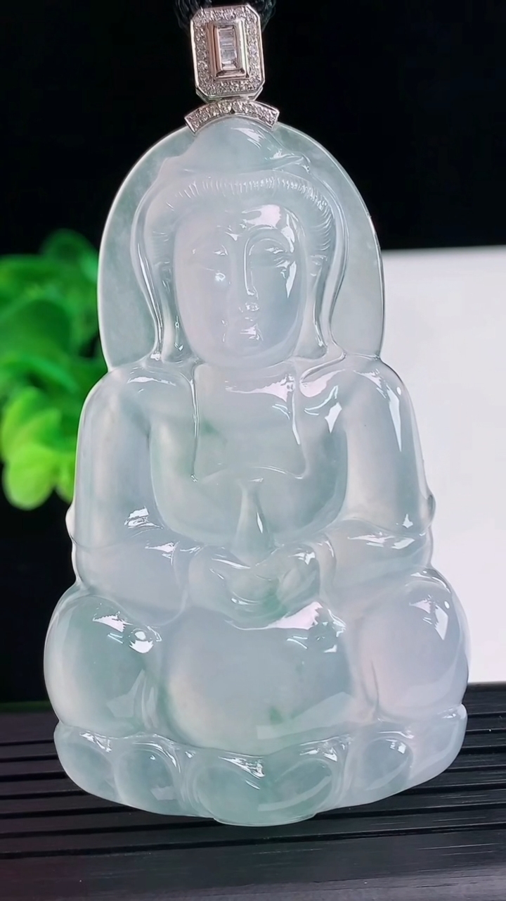 天然A货翡翠种飘花观音菩萨吊坠尺寸71.2-43.3-5.6重量:38.74g
4月7日