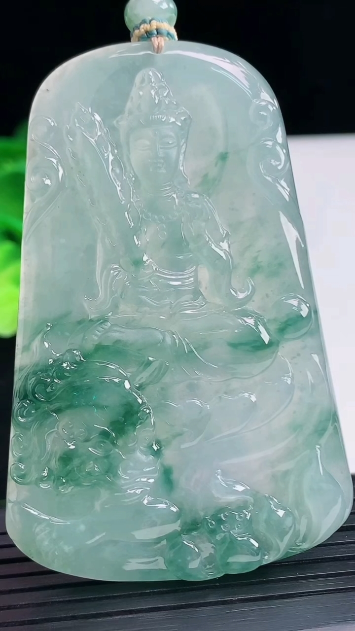 天然A货翡翠种飘花文殊菩萨吊坠尺寸68.7-44.2-6重量:45.99g
4月7日