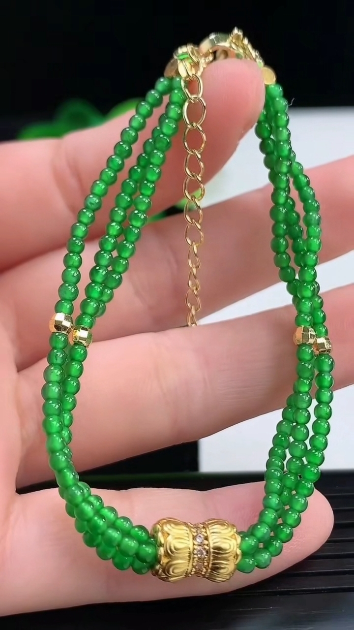 天然A货翡翠三排小米珠手串尺寸2.2重量:6.65g4月7日
工厂直销收藏佳品,种好水足，色泽均匀，有种有色，上手高大气！