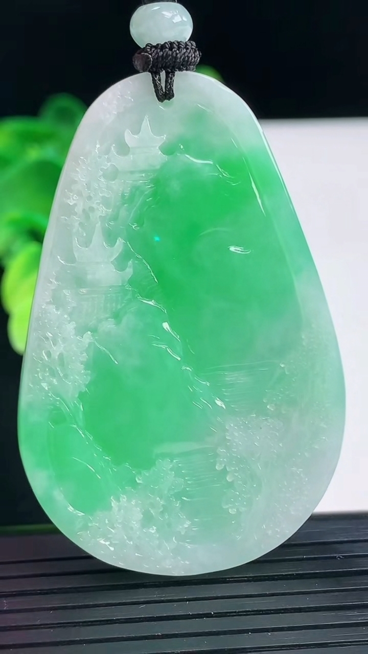天然A货翡翠山水牌吊坠尺寸57.4-37.7-7.3重量:36.53g
4月7日
