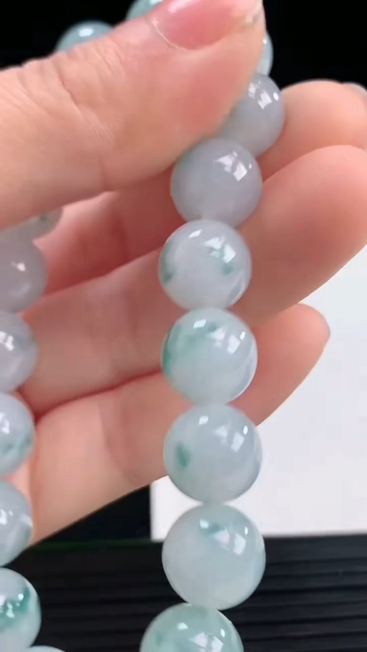 天然A货翡翠飘花圆珠手串尺寸10-19颗重量:34.15g4月7日
工厂直销收藏佳品,种好水足，色泽均匀，有种有色，上手高大气！