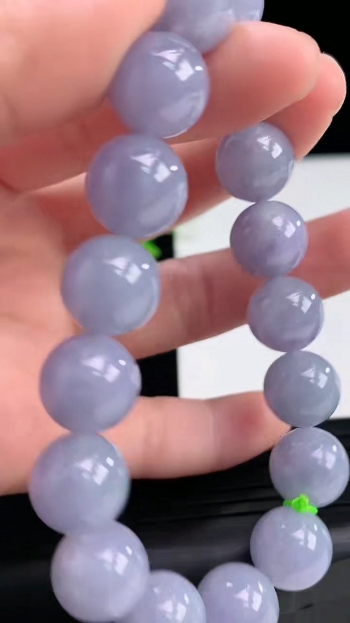 天然A货翡翠紫罗兰圆珠手串尺寸11.7-17颗重量:50.84g4月7日
工厂直销收藏佳品,种好水足，色泽均匀，有种有色，上手高大气！