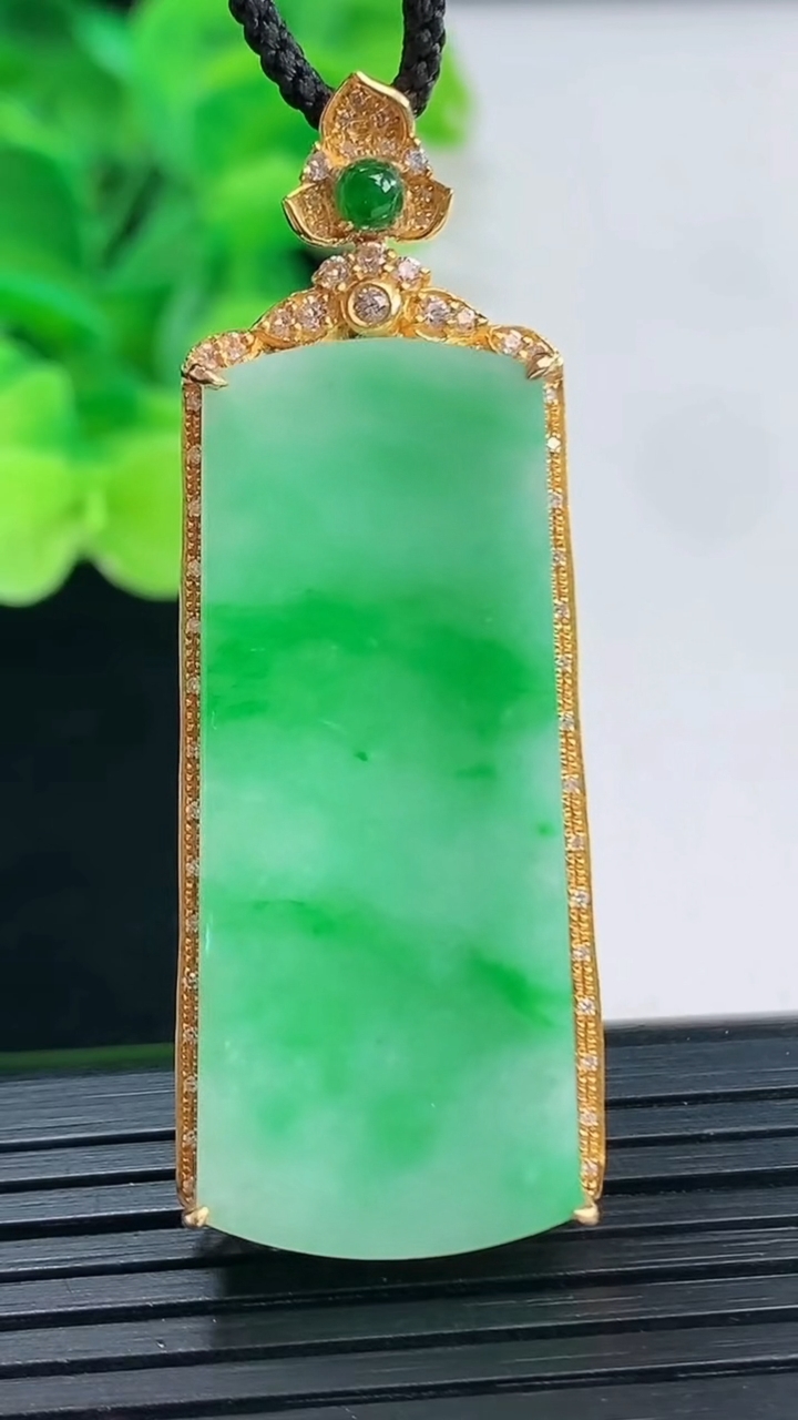 天然A货翡翠无事牌吊坠尺寸50.9-18.9-6.8裸石38.8-16.2重量:7.77g
4月7日