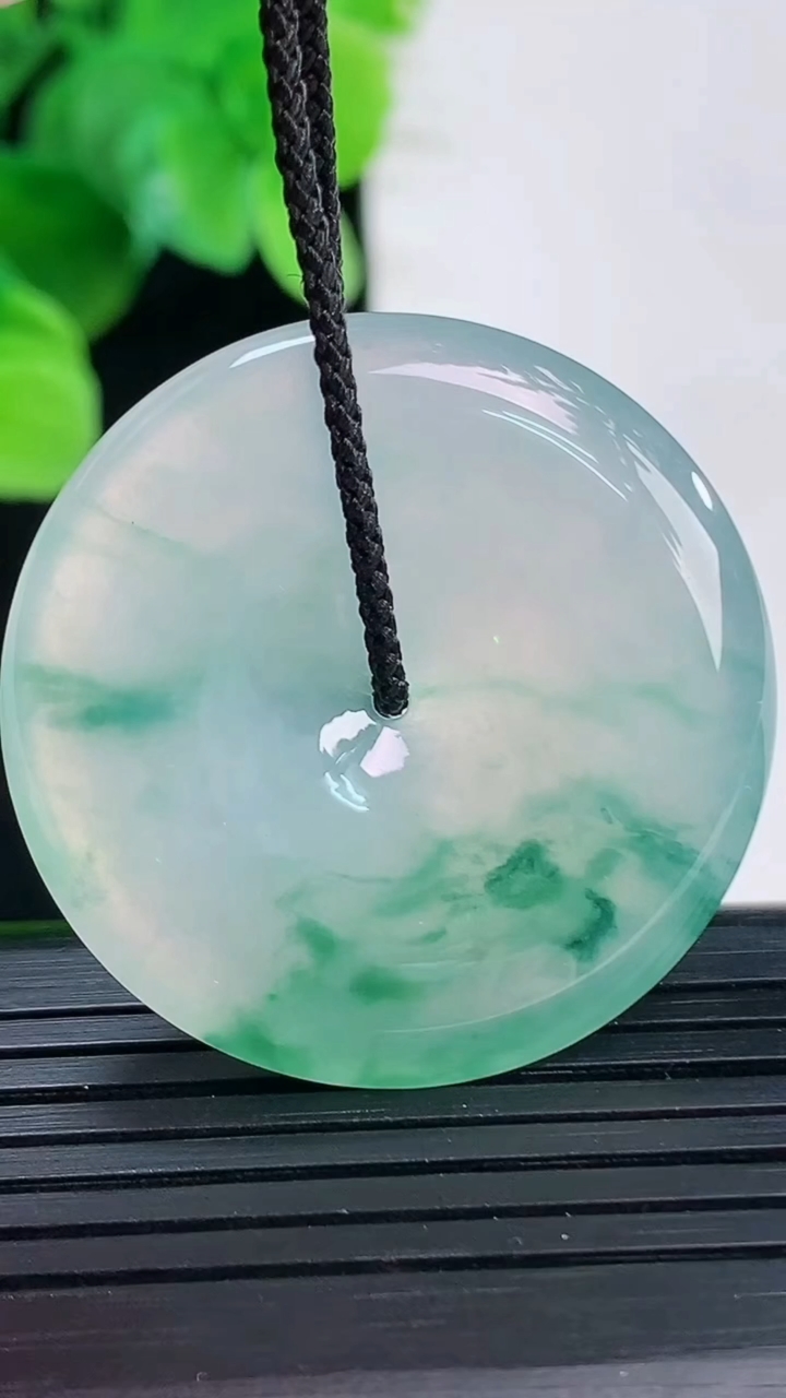 天然A货翡翠种飘花平安扣吊坠尺寸34.7-5.5重量:14.31g
4月7日