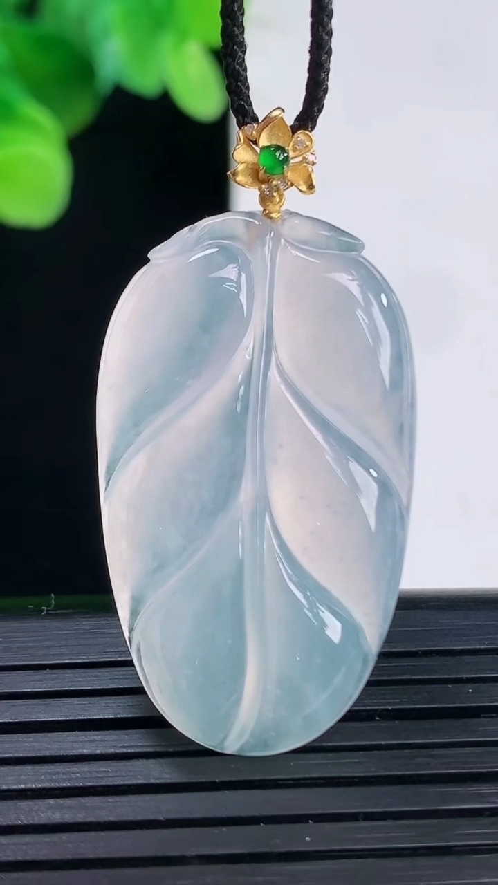 天然A货翡翠种白冰金枝玉叶 叶子吊坠尺寸42.8-21.5-4.2重量:7.05g
4月7日