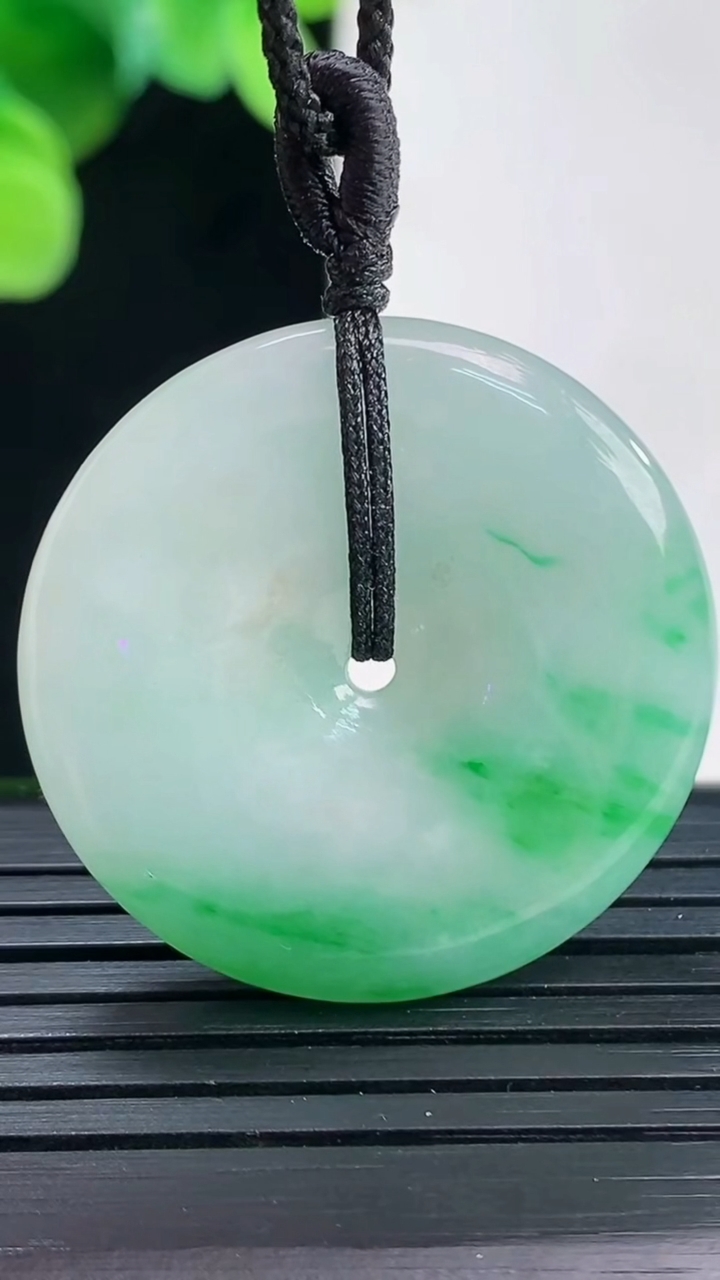 天然A货翡翠平安扣吊坠尺寸30.2-4.7重量:10.19g
4月7日