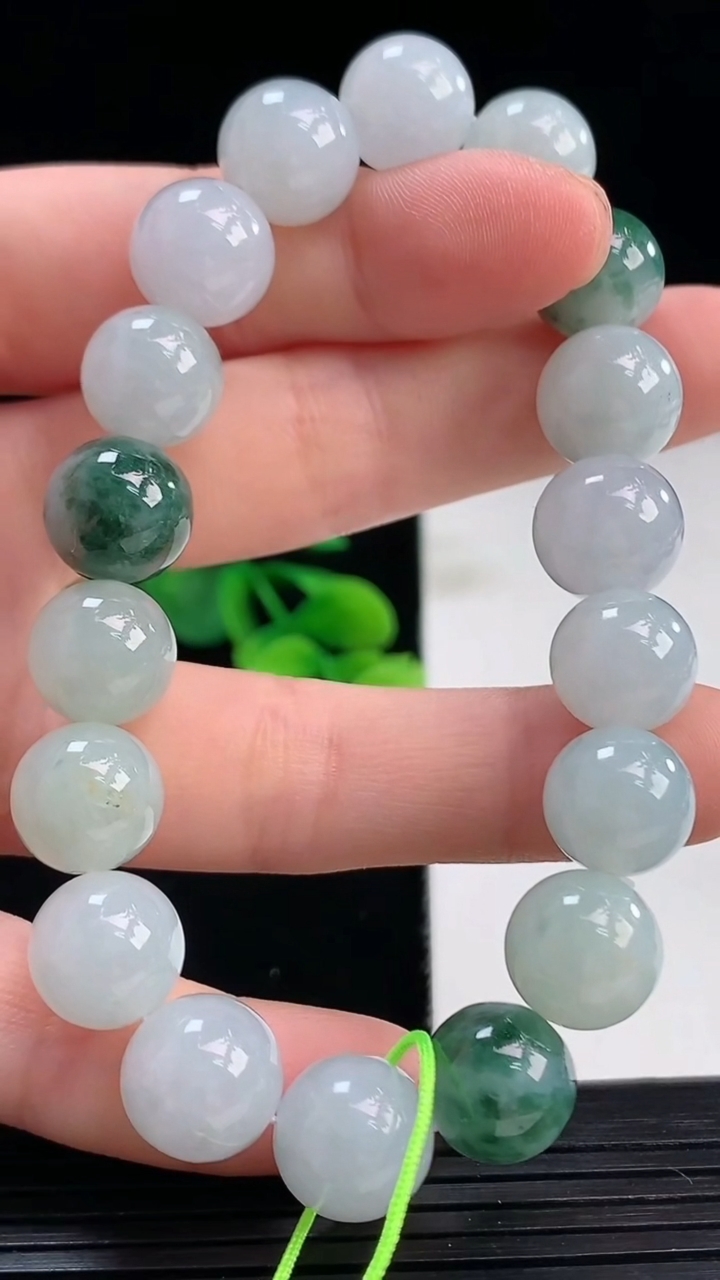 天然A货翡翠飘花圆珠手串尺寸10.6-18颗重量:40.21g4月7日
工厂直销收藏佳品,种好水足，色泽均匀，有种有色，上手高大气！