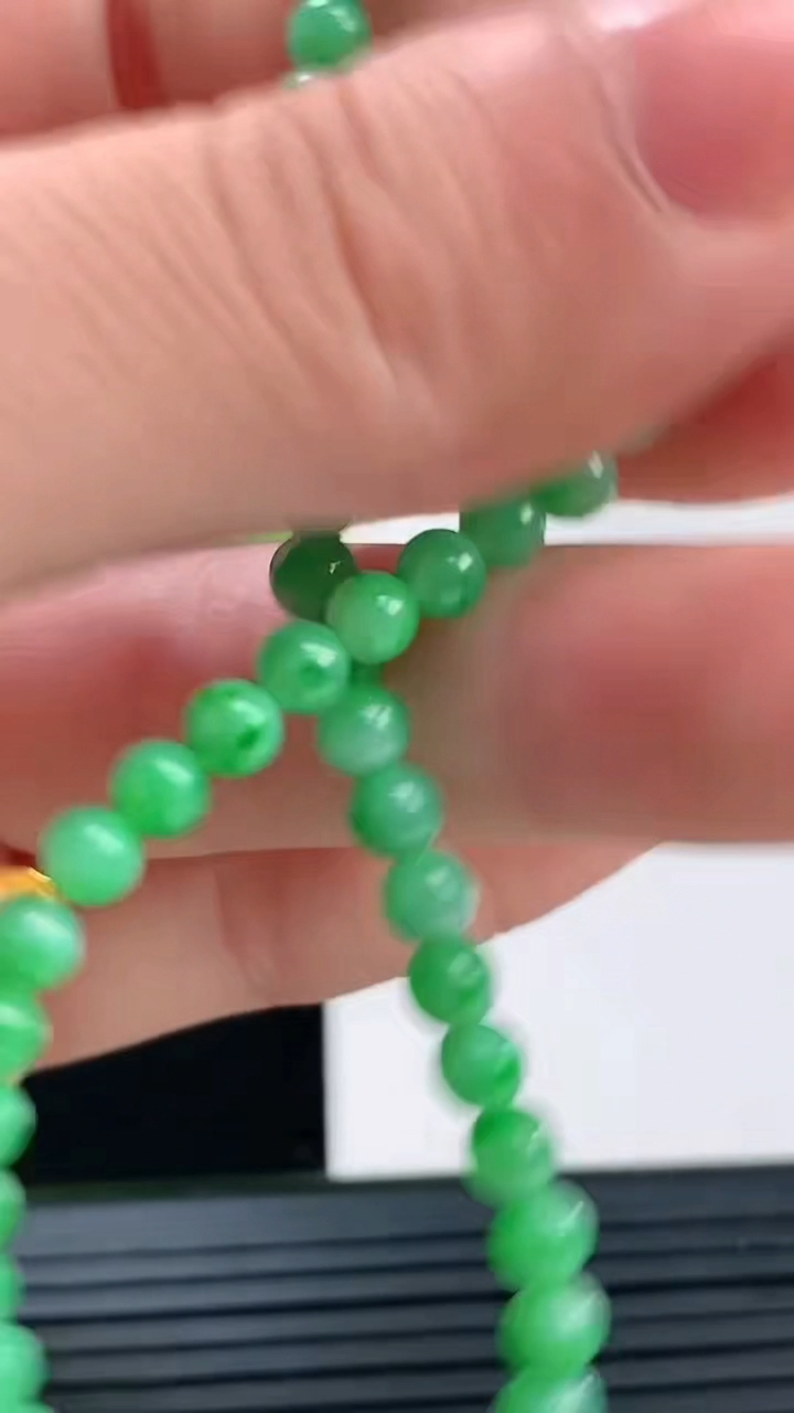 天然A货翡翠小米珠手串尺寸3.8-50颗重量:6.02g4月7日
工厂直销收藏佳品,种好水足，色泽均匀，有种有色，上手高大气！