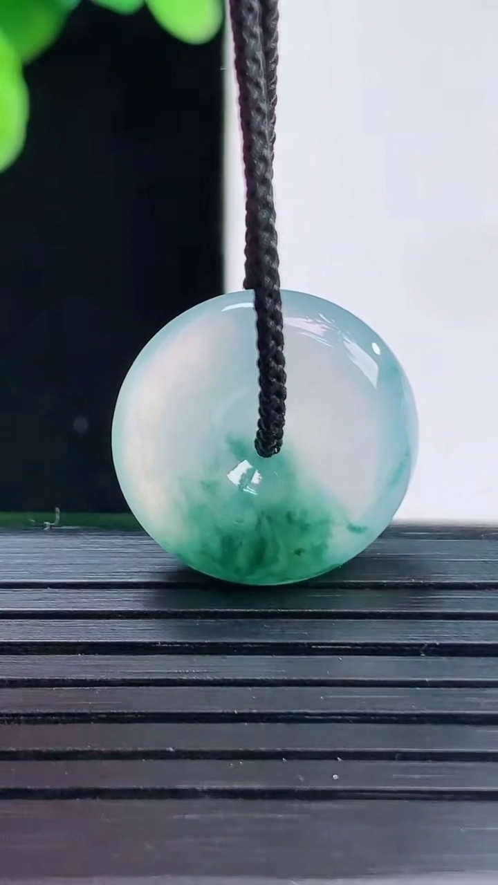 天然A货翡翠冰种飘花平安扣吊坠尺寸18.6-5.5重量:4.14g
4月7日