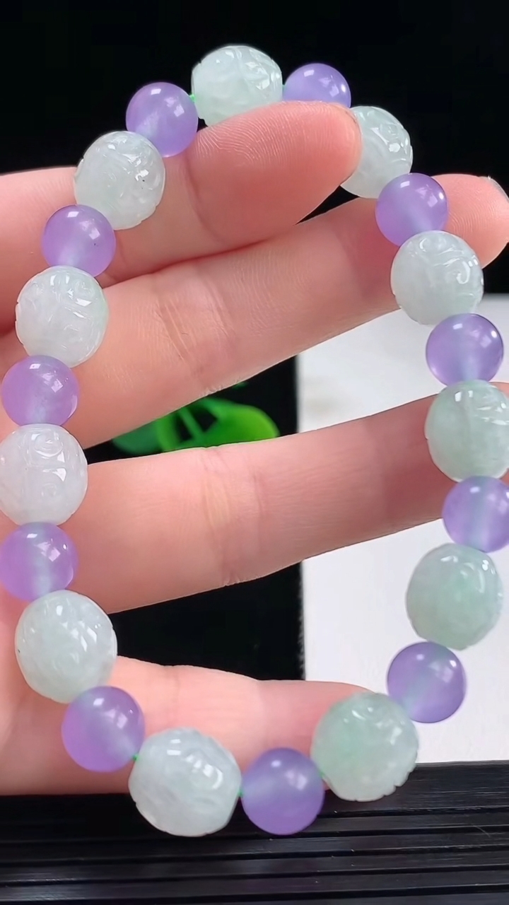 天然A货翡翠雕花路路通手串尺寸9.9-9.5重量:26.25g4月7日
工厂直销收藏佳品,种好水足，色泽均匀，有种有色，上手高大气！