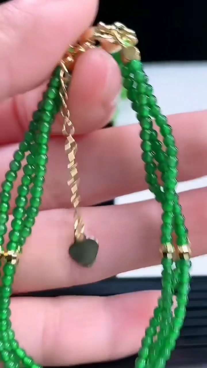 天然A货翡翠三排小米珠手串尺寸2.2重量:6.65g4月7日
工厂直销收藏佳品,种好水足，色泽均匀，有种有色，上手高大气！