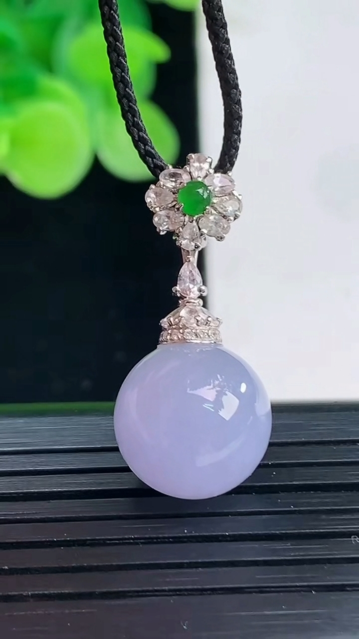 天然A货翡翠18K金紫罗兰圆珠吊坠尺寸27-12.4重量:4.91g
4月7日