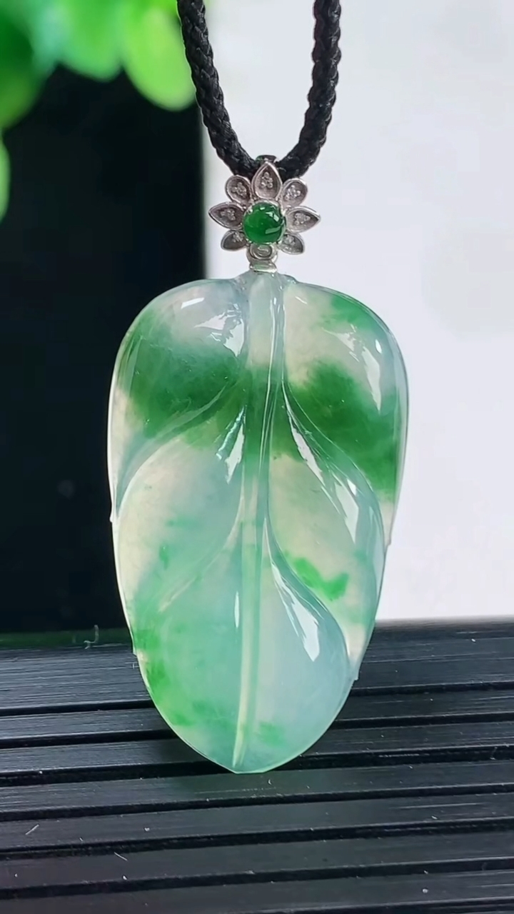 天然A货翡翠金枝玉叶 叶子吊坠尺寸29.2-17.5-3.9重量:4.12g
4月7日