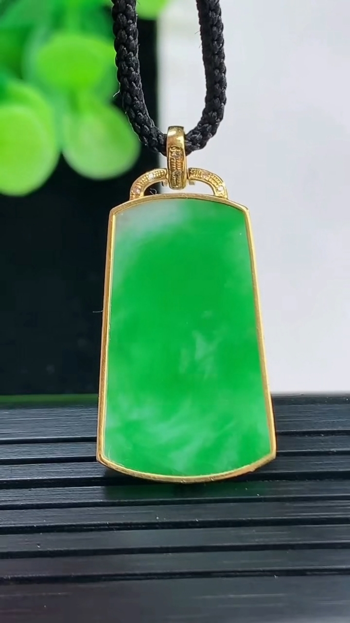 天然A货翡翠无事牌吊坠尺寸27.6-15.2-2.9重量:3.51g
4月7日