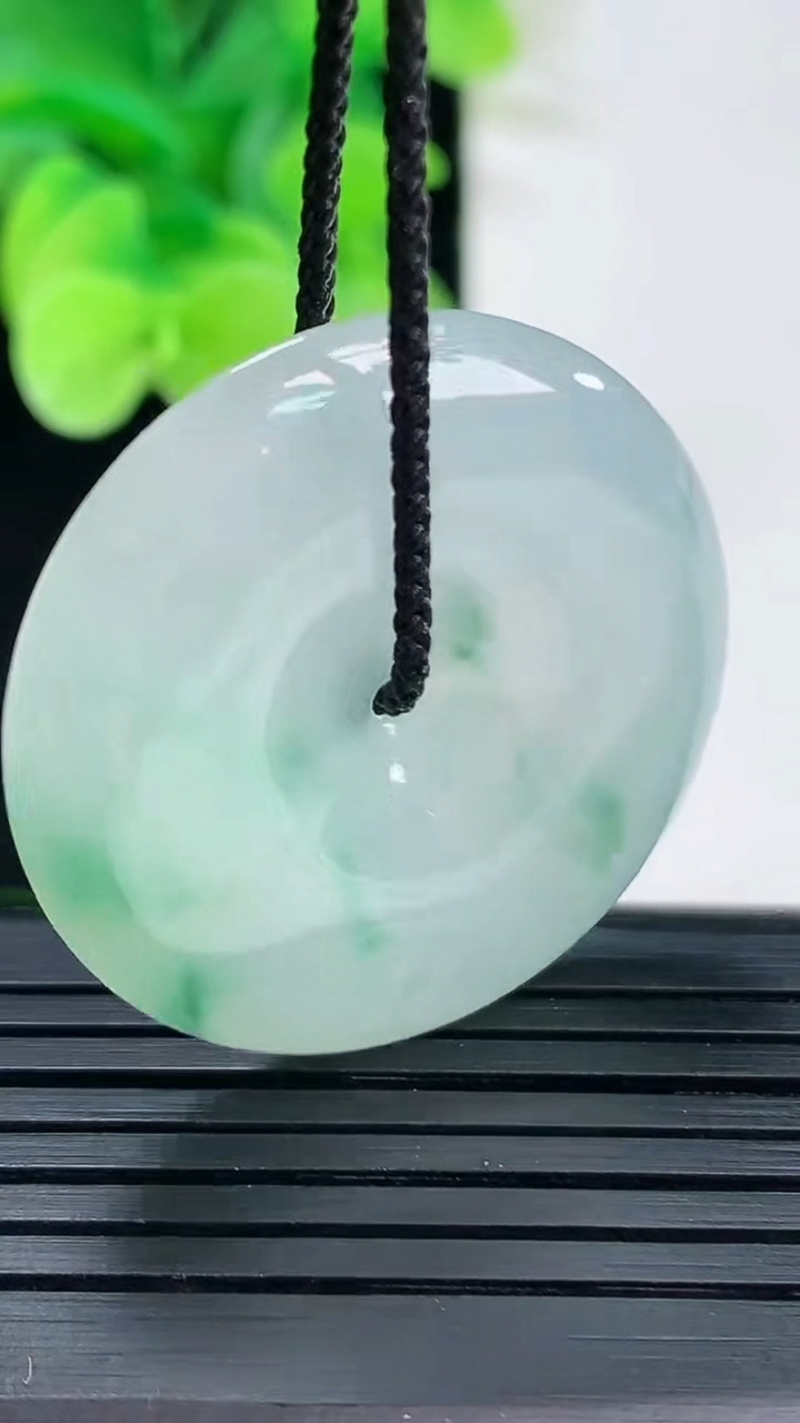 天然A货翡翠冰种飘花平安扣吊坠尺寸32.1-5.5重量:12.46g
4月7日