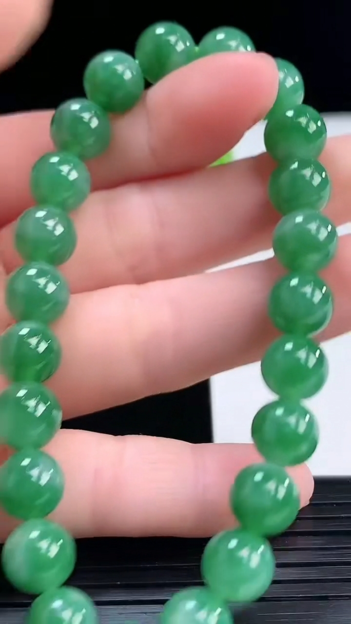 天然A货翡翠圆珠手串尺寸8.1-23颗重量:24.32g4月7日
工厂直销收藏佳品,种好水足，色泽均匀，有种有色，上手高大气！