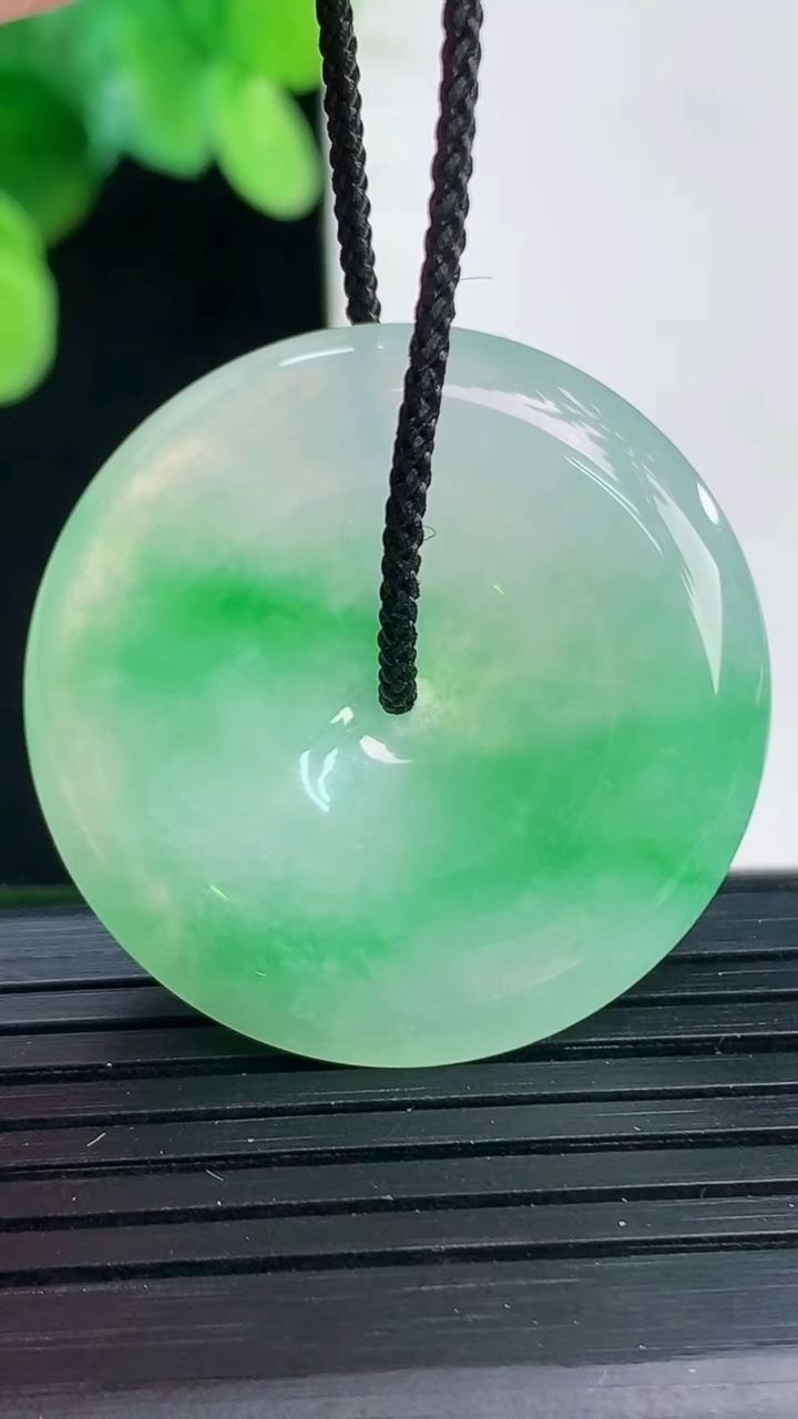 天然A货翡翠平安扣吊坠尺寸31.9-5.4重量:11.41g
4月7日