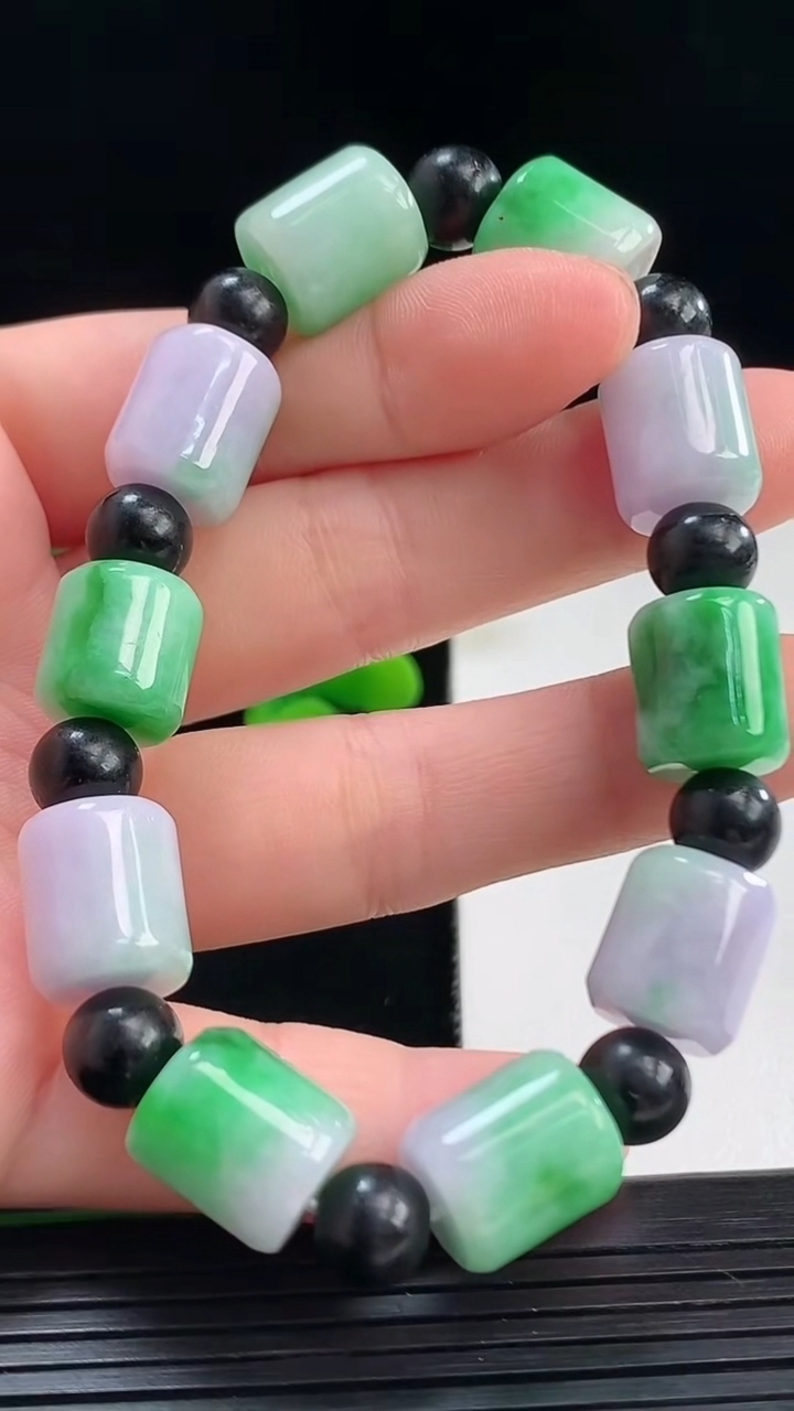 天然A货翡翠春带彩紫罗兰路路通手串尺寸10.8-10.4重量:35.79g4月7日
工厂直销收藏佳品,种好水足，色泽均匀，有种有色，上手高大气！