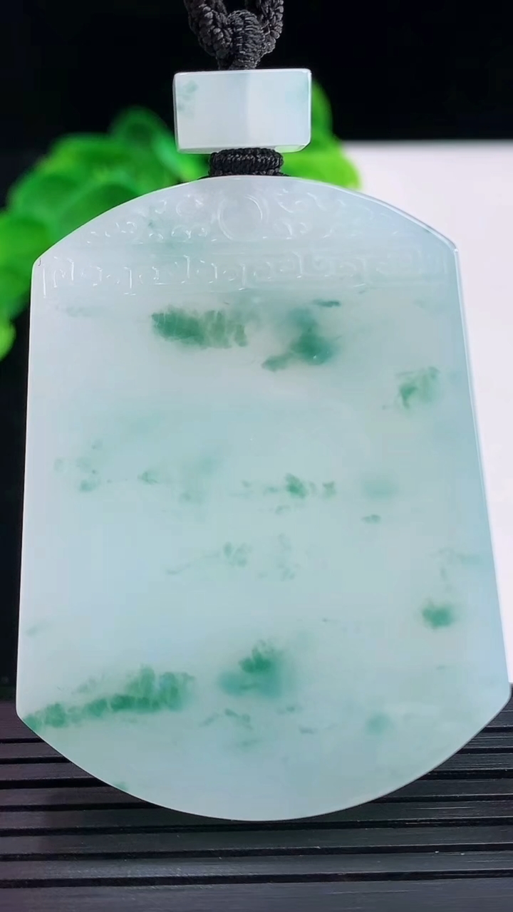 天然A货翡翠飘花仿古无事牌吊坠尺寸54.2-41.4-5.8重量:43.48g
4月7日