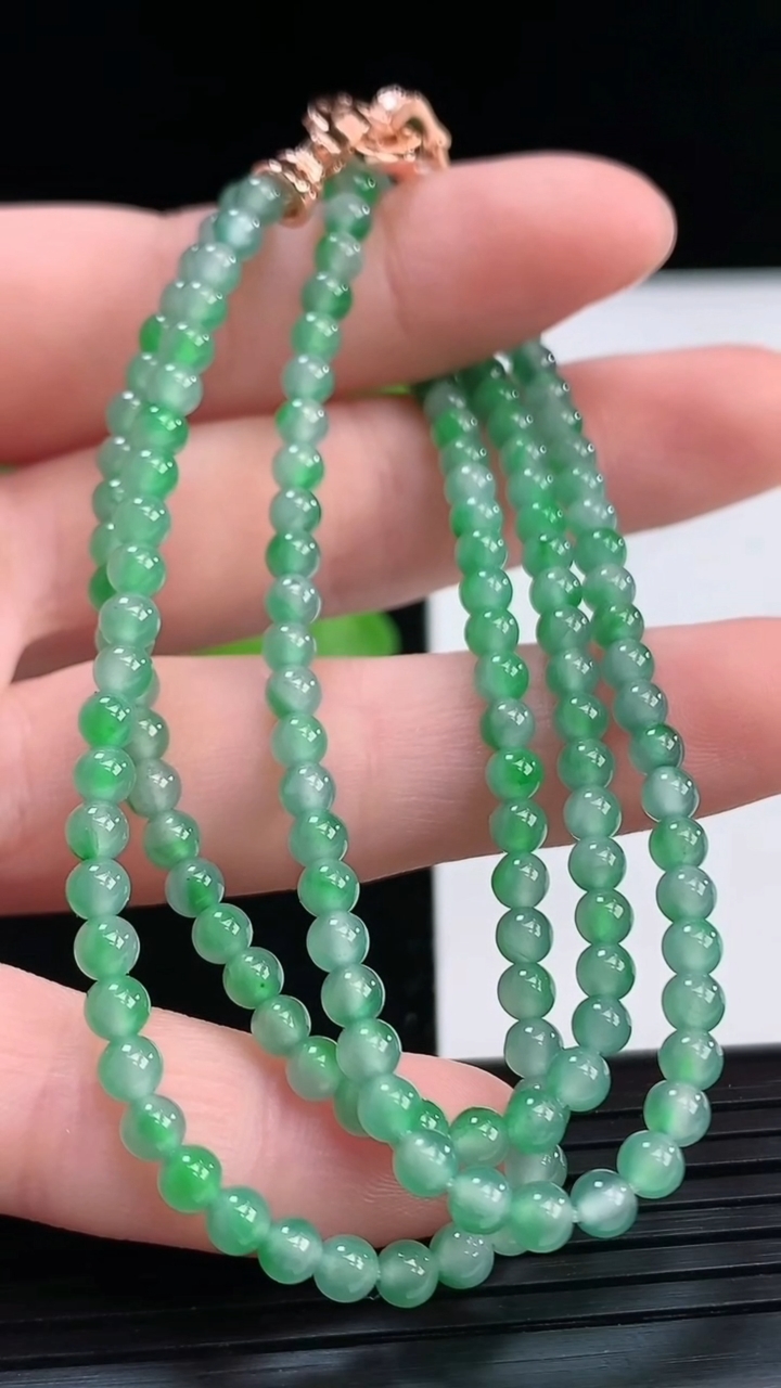天然A货翡翠小米珠项链尺寸3.4重量:13.17g
4月7日