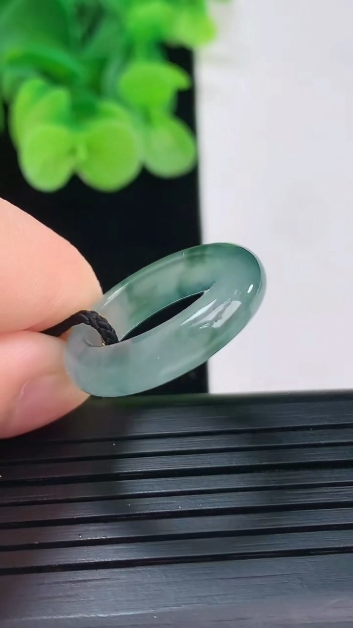 天然A货翡翠冰种飘花指环戒指尺寸15.9-4.7-3.2重量:2.94g2026年4月7日
工厂直销收藏佳品,种好水足，色泽均匀，有种有色，上手高大气！