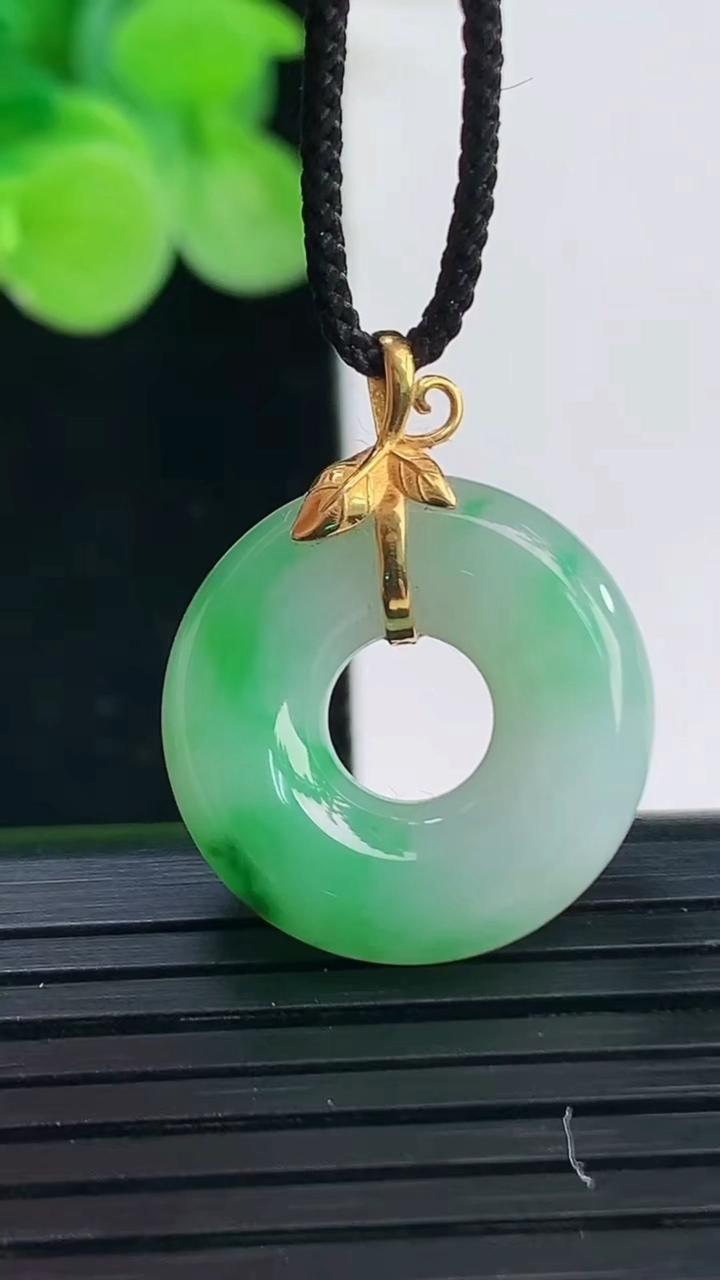 天然A货翡翠平安环吊坠尺寸19.5-5.3重量:4.26g
4月7日